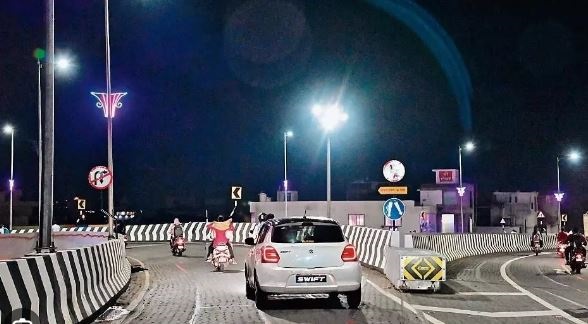 जबलपुर के फ्लाईओवर पर पड़ गई चोरों की नजर, लोहे की प्लेटों को चोरी करते पकड़ा गया युवक, राहगीरों ने पुलिस के हवाले किया