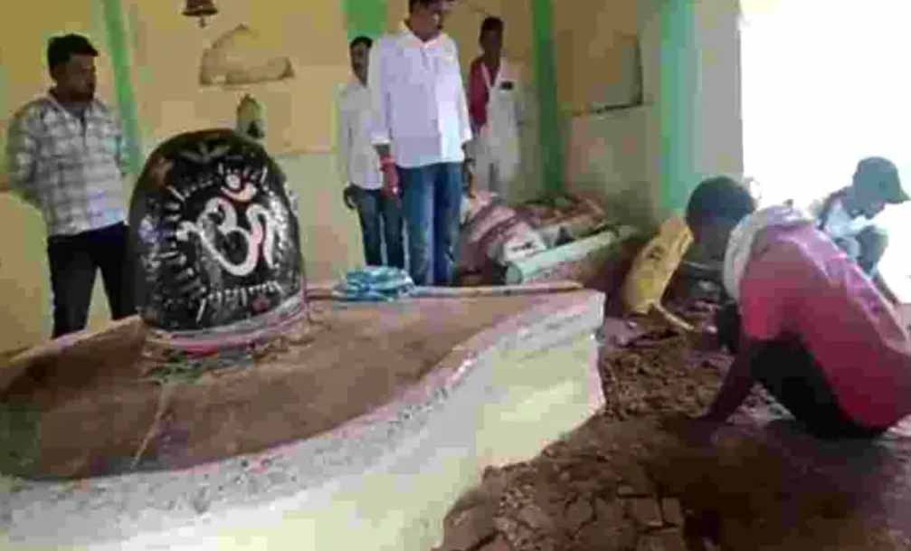 गड़ा धन के लालच में एमपी के भिंड में 1400 साल पुराना मंदिर खोद डाला