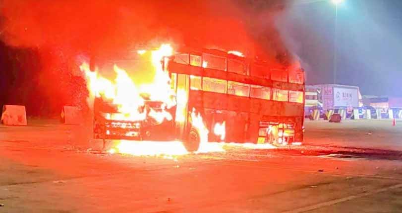 आगरा एक्सप्रेस-वे पर अचानक जली डबल डेकर बस