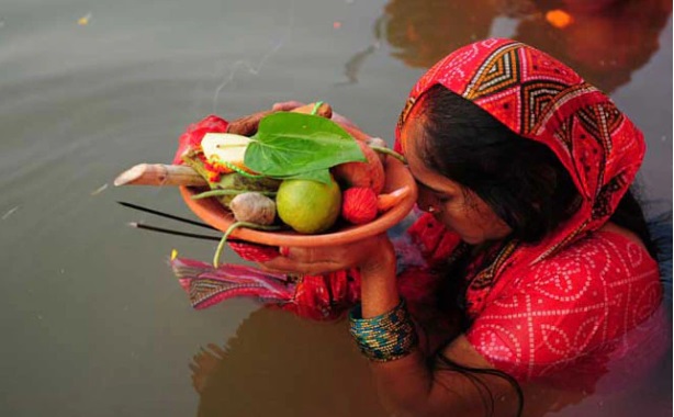 छठ पूजा 2025 सूर्य देव की ऊर्जा बढ़ाने के लिए राशि अनुसार ज्योतिषीय उपाय