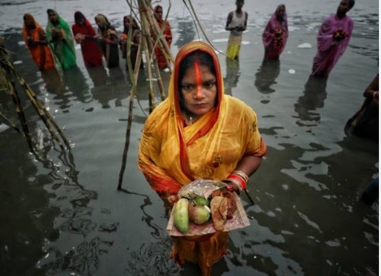 जबलपुर में उगी अरुण देव की आराधना में डूबे घाट, मंगलमयी भोर में गूंजे छठी मईया के जयघोष