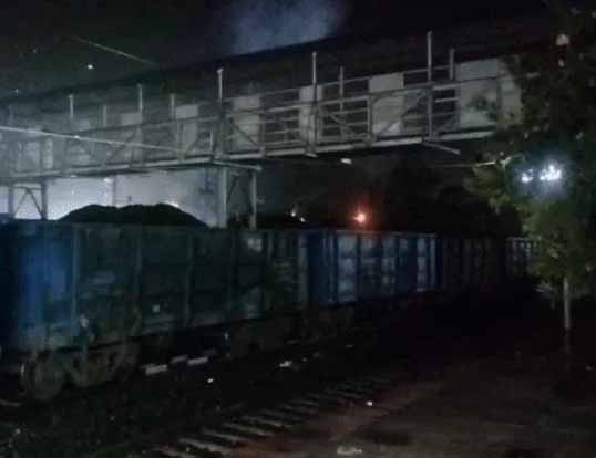 ओवरलोड मालगाड़ी का कोयला हाईटेंशन लाइन से टकराया, ओचई तार टूटे, कटनी-शहडोल रूट पर ट्रेफिक रुका रहा