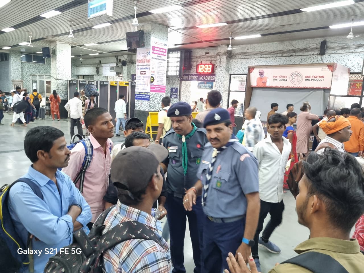 जबलपुर रेल मंडल के स्काउट, गाइड्स रहे मुस्तैद, छठ पूजा पर ट्रेनों, प्लेटफार्मों पर भीड़ की मदद को तत्पर