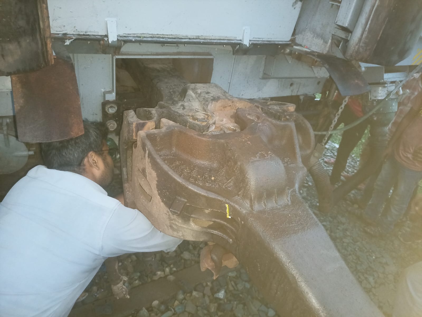 जबलपुर - एलटीटी-भागलपुर एक्सप्रेस की कपलिंग टूटी, दो हिस्सों में बंटी ट्रेन, बड़ा हादसा टला, 4 घंटे तक यातायात रहा प्रभावित