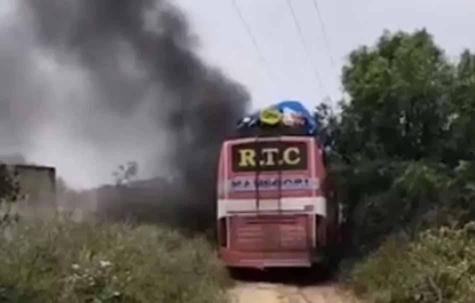 राजस्थान : मजदूरों से भरी बस हाईटेंशन लाइन की चपेट में आई, 2 की मौत, 12 झुलसे, 5 गंभीर