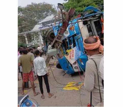 एमपी: नागौद में बस पलटी, खिड़कियां तोड़कर यात्रियों को निकाला गया