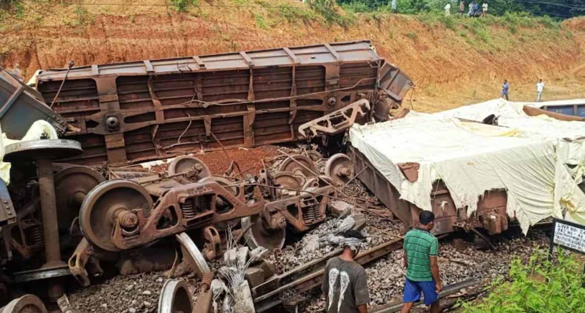 झारखंड में टुकड़े-टुकड़े हुए बेपटरी मालगाड़ी के 10 डिब्बे