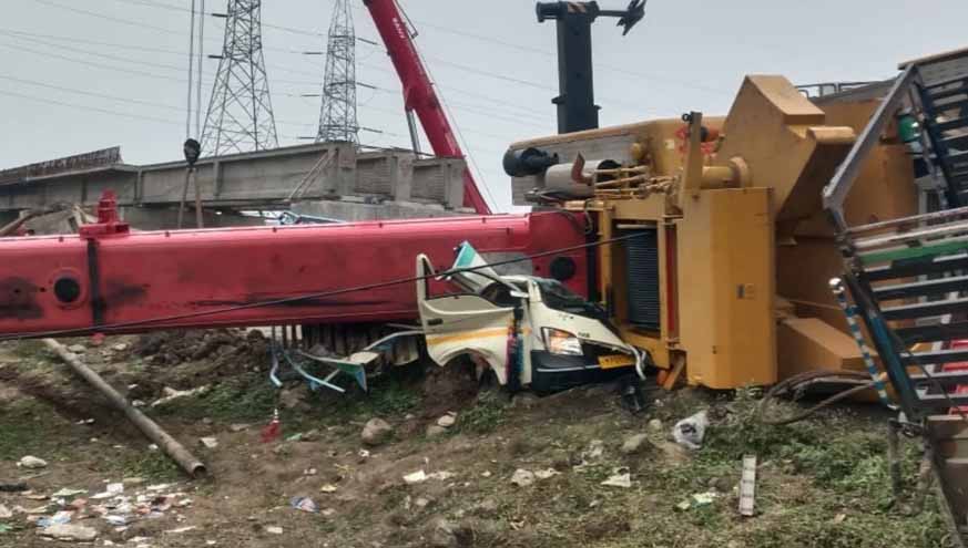 एमपी : पीथमपुर में रेलवे ब्रिज बनाने के काम में लगी क्रेन वाहनों पर गिरी, 2 लोग दबकर मृत, 4 घायल