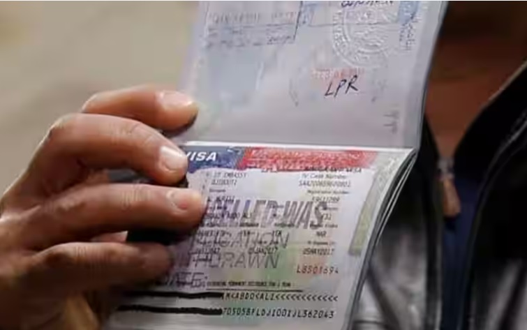 अमेरिका की नई वीज़ा नीतियों से भारतीयों की मुश्किलें बढ़ीं