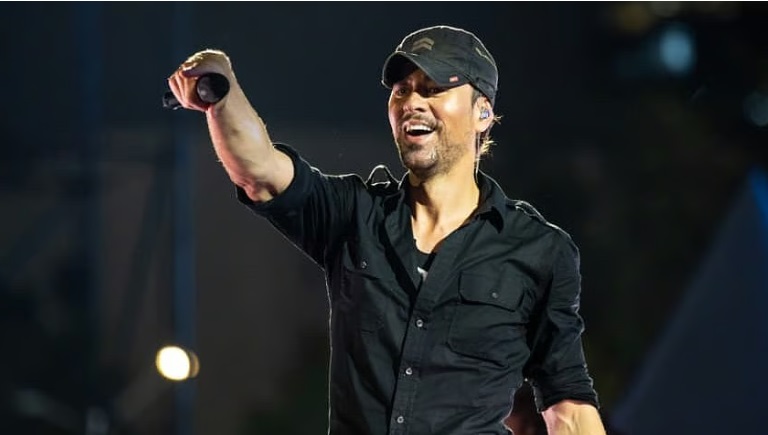 मुंबई में एनरिके इग्लेसियस ने मचाया धमाल, ₹7000 के टिकट ₹2000 में बिके- संगीत और सरगर्मी से झूम उठा शहर