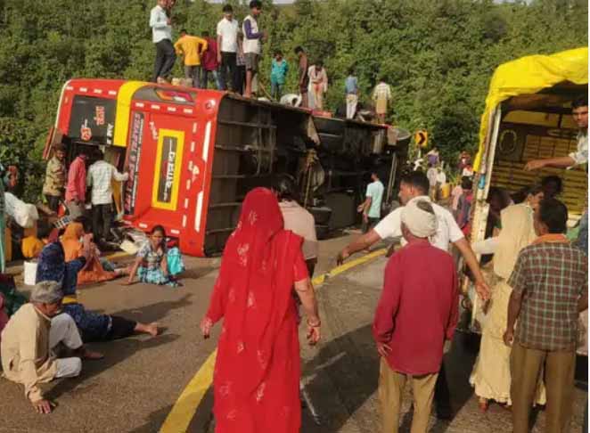 एमपी में हादसा : नर्मदा परिक्रमा पर जा रहे श्रद्धालुओं से भरी बस पलटी, 1 मौत, 30 यात्री घायल