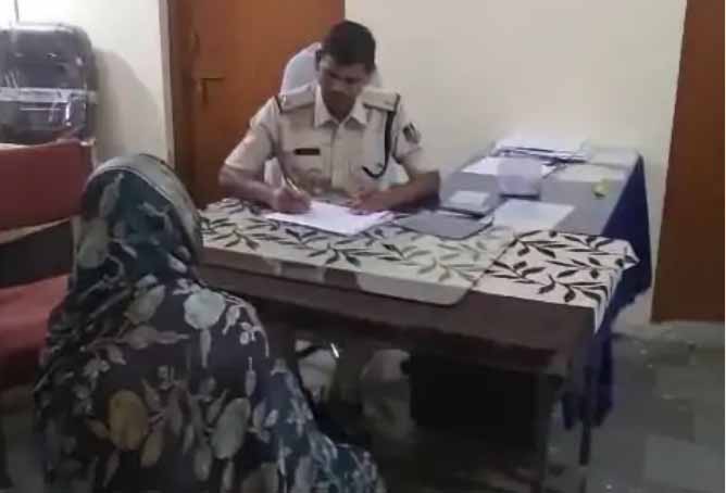 एमपी में बुढ़ापे में चढ़ा इश्क का बुखार : बेटा-बेटी की शादी से पहले समधी-समधन भागे