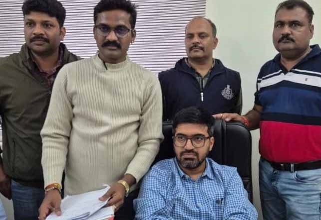 एमपी के देवास में अपर तहसीलदार को 154 हजार रुपये की रिश्वत लेते ईओडबलू ने रंगे हाथ पकड़ा