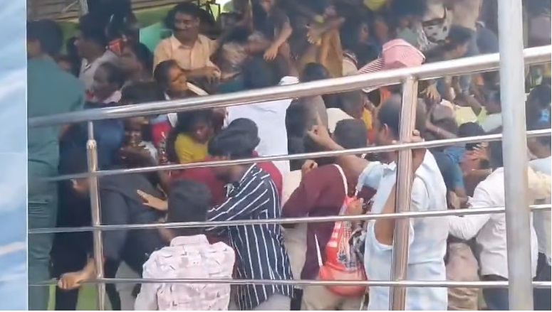 आंध्र प्रदेश के श्रीकाकुलम मंदिर में भगदड़ से 10 की मौत, बिना अनुमति निजी प्रबंधन, भीड़ और एक ही प्रवेश-निकास बना दुर्घटना का कारण