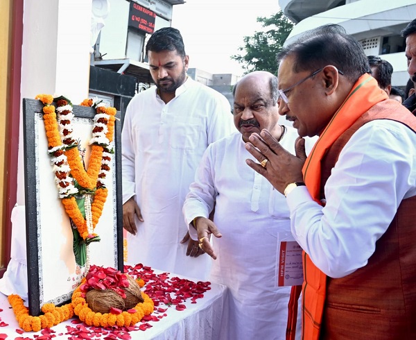 रायपुर: मुख्यमंत्री ने छत्तीसगढ़ महतारी की प्रतिमा पर माल्यार्पण कर उन्हें नमन किया