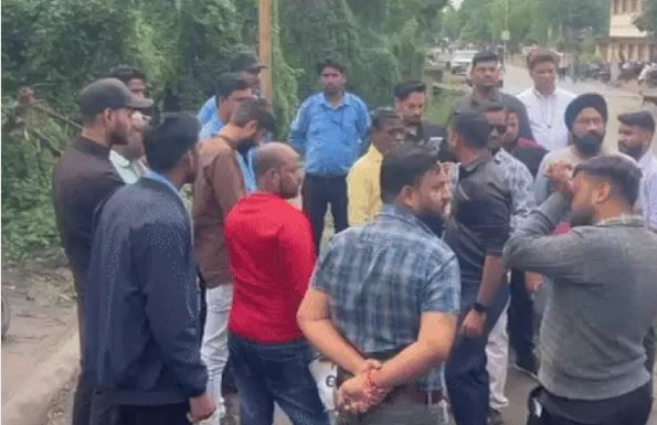 जबलपुर मेडिकल कॉलेज में पकड़े गए खून के सौदागर, 4 से 5 हजार में करते थे सौदा