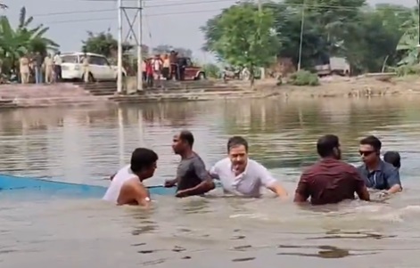 चुनावी रण में राहुल गांधी का जलवा. बेगूसराय के तालाब में मछली पकड़ने से महागठबंधन की राजनीति को मिली नई धार