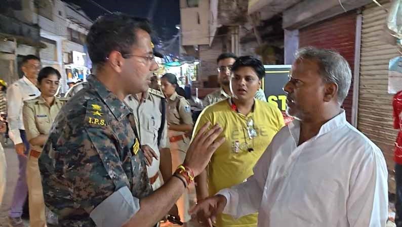 एमपी: एसपी ने पूछा हेलमेट कहां है, पूर्व विधायक भड़के