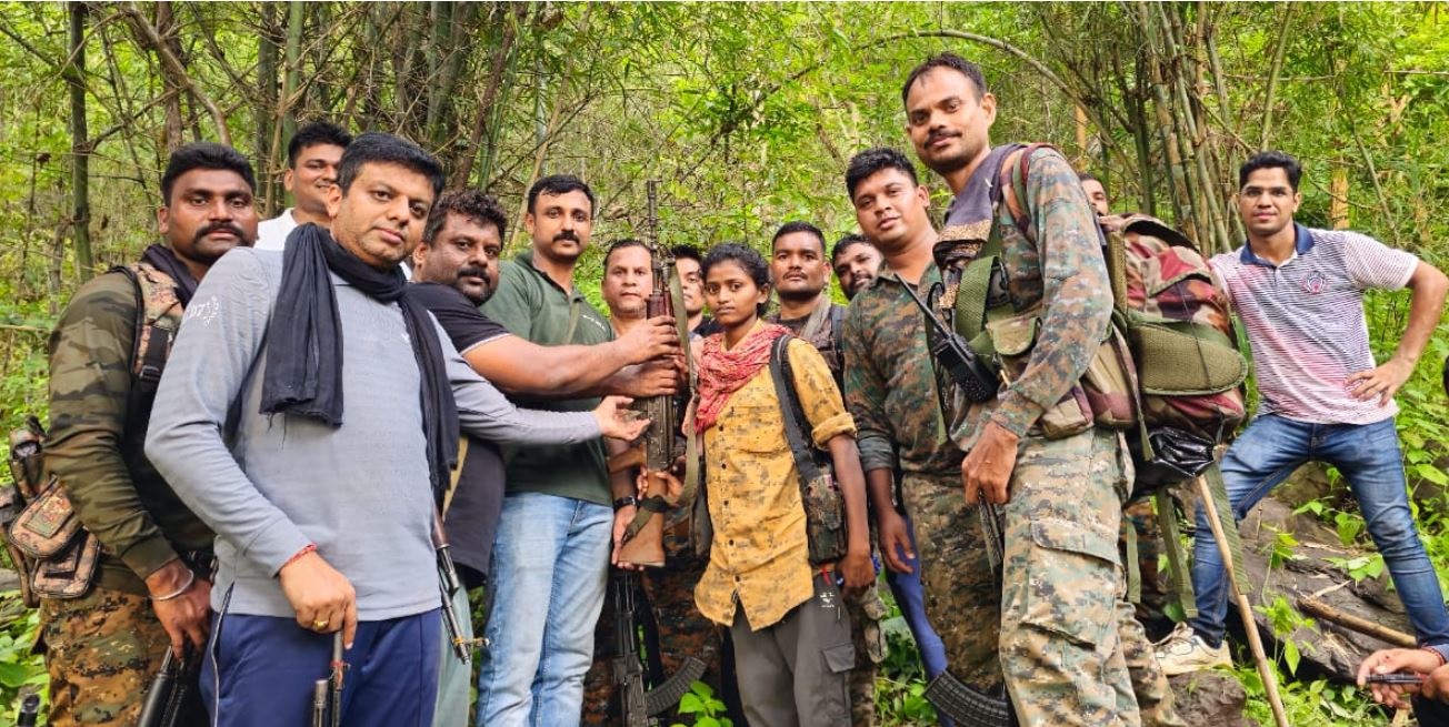 14 लाख रुपए की इनामी ACM रैंक की महिला नक्सली ने हॉक फोर्स DSP अखिलेश गौर के सामने किया आत्मसमर्पण