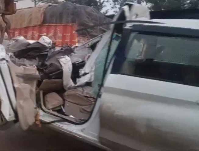 बिहार में सड़क हादसे में एमपी के 3 लोगों की मौत, ट्रक से टकराई कार, क्रेन से निकाले गये शव