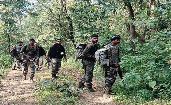 पुलिस-नक्सलियों के बीच मुठभेड़, कटेझिरिया के जंगल में दोनों ओर से की गई फायरिंग, नक्सली फरार, तलाश जारी