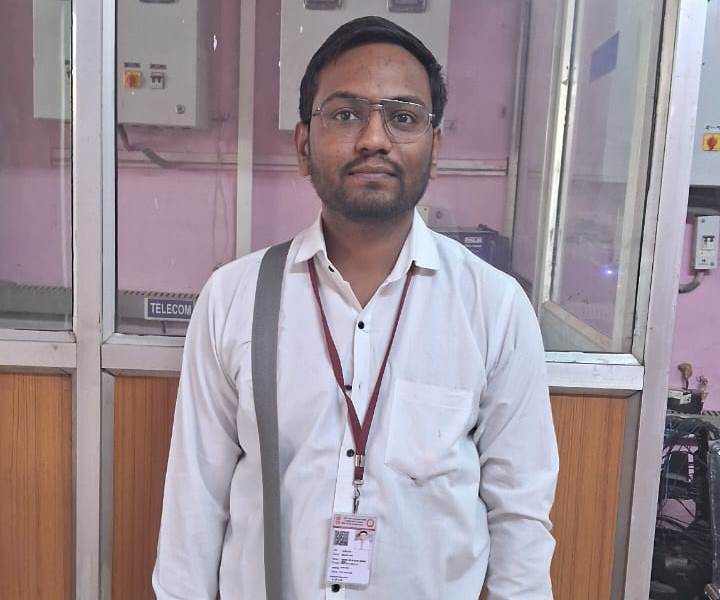 पमरे के कटनी स्टेशन में रेलवे कर्मचारी की सतर्कता एवं साहस से यात्री की बची जान