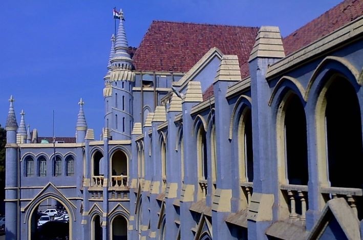 एमपी की जेल में साल भर रहा बेगुनाह, कलेक्टर पर दो लाख रुपए का जुर्माना, हाईकोर्ट ने कहा, बाबू आर्डर लिख रहे अधिकारी साइन कर देते हैं