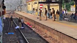 यूपी : ट्रेन से कटे 8 श्रद्धालु, शवों के चीथड़े उड़े, कार्तिक स्नान के लिए गंगा घाट जाते समय हादसा, कई गंभीर