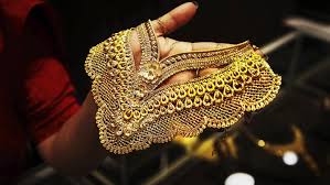 लखनऊ के बड़े ज्वेलरी शो रूम में 4 साल, 2.5 करोड़ की चोरी, महिला कर्मचारी ही निकली शातिर चोर, फरार