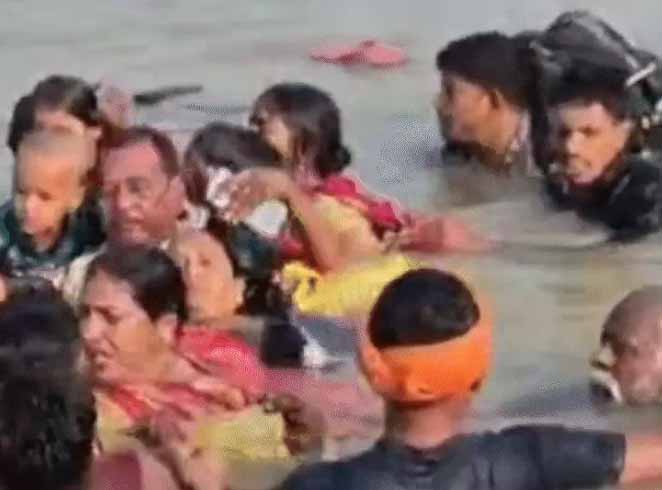 यूपी में हादसा: कार्तिक पूर्णिमा पर श्रद्धालुओं से भरी नाव सरयू में पलटी, रस्सी से बांधकर बाहर निकाला