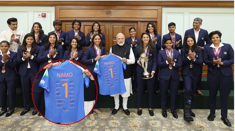 विश्व विजेता टीम इंडिया ने पीएम मोदी को सौंपी हस्ताक्षर वाली 