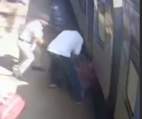 ट्रेन में चढ़ रही महिला एएसआई का पैर फिसला, आरपीएफ जवान ने बचाई जान, जबलपुर से कटनी जा रही थी