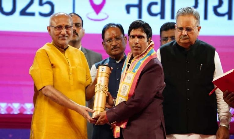 छत्तीसगढ रजत महोत्सव 2025: उप राष्ट्रपति सीपी राधाकृष्णन ने छत्तीसगढ़ के 34 अलंकरण से 37 विभूतियों एवं 4 संस्थाओं को किया सम्मानित