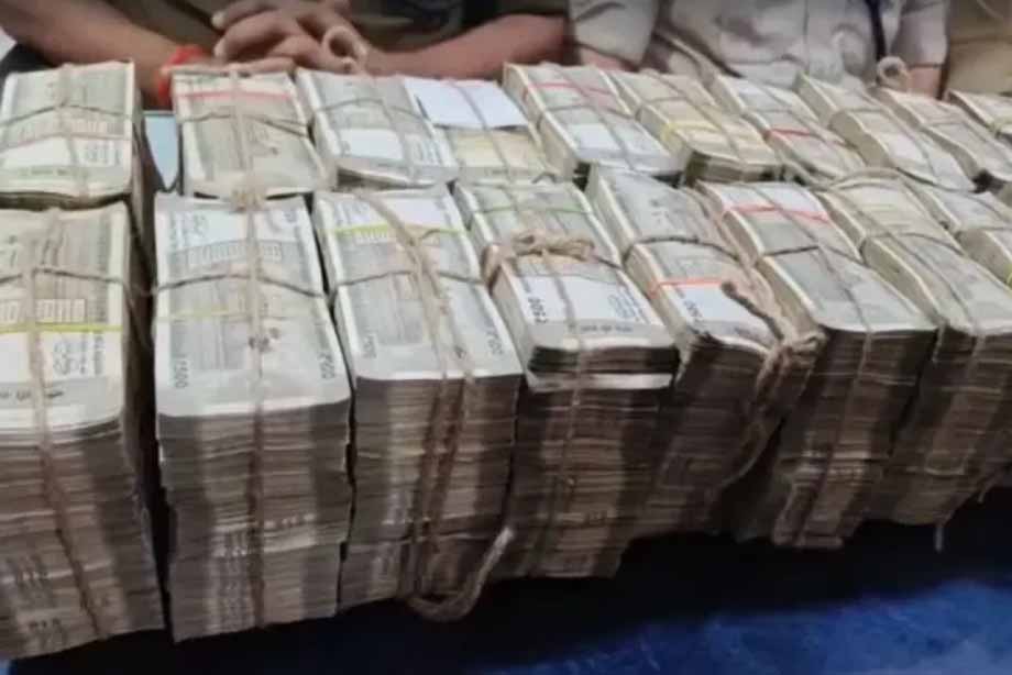 बिहार चुनाव के बीच मोकामा जा रहा 99 लाख रुपया जब्त, यूपी जीआरपी की बड़ी कार्रवाई