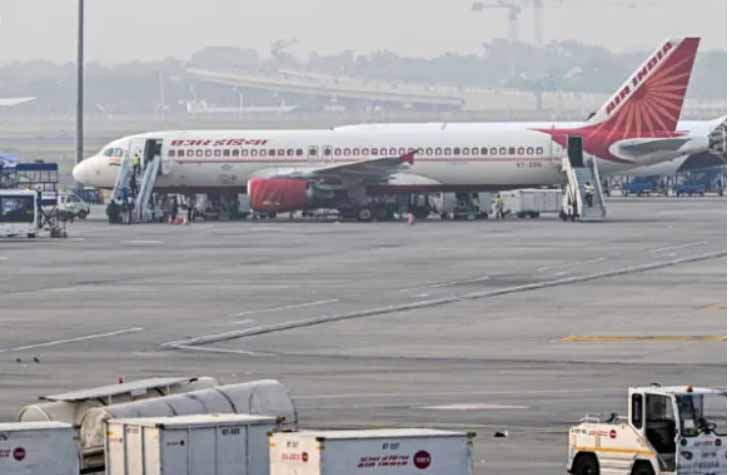 दिल्ली एयरपोर्ट पर 100 से ज्यादा उड़ानें लेट, हजारों यात्री फंसे