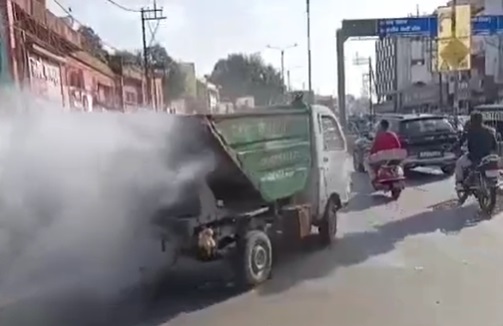 कचरा वाहन से उठा धुआं, सोशल मीडिया पर मचा हड़कंप