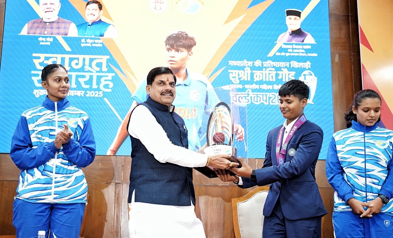 वर्ल्ड क्रिकेट कप में जीत दिलाने वाली खिलाड़ी क्रांति गौड़ ने कहा- अगर सपने हैं तो पीछे मुड़कर मत देखो, छतरपुर पहुंचते ही हुआ भव्य स्वागत