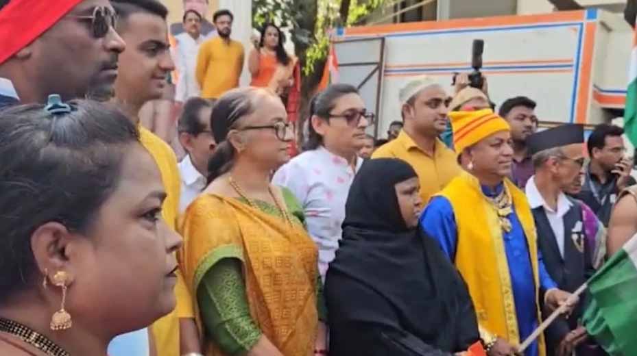 मुंबई: बीजेपी नेताओं ने अबू आजमी के घर के बाहर गाया वंदे मातरम, सपा नेता ने भिजवाई शरबत