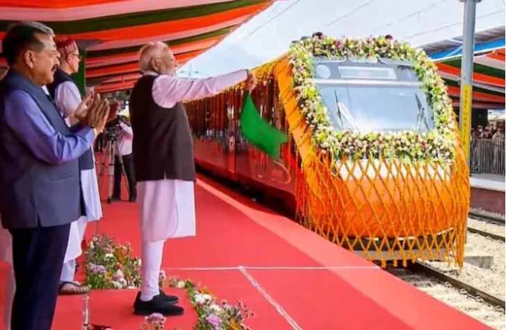 पीएम मोदी ने खजुराहो-बनारस सहित चार वंदे भारत ट्रेन को दिखाई हरी झंडी, एमपी के पर्यटन का मिलेगा बूम