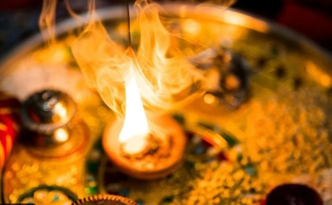 कर्पूर जलाने के चमत्कारिक लाभ घर में शांति, समृद्धि और सकारात्मक ऊर्जा का संचार