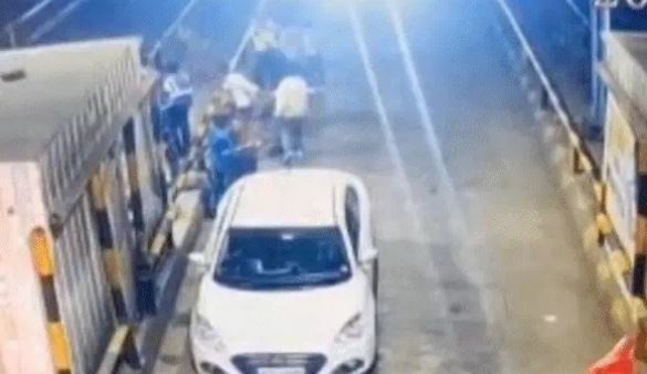 जबलपुर के बरगी टोल प्लाजा में बदमाशों ने की तोडफ़ोड़