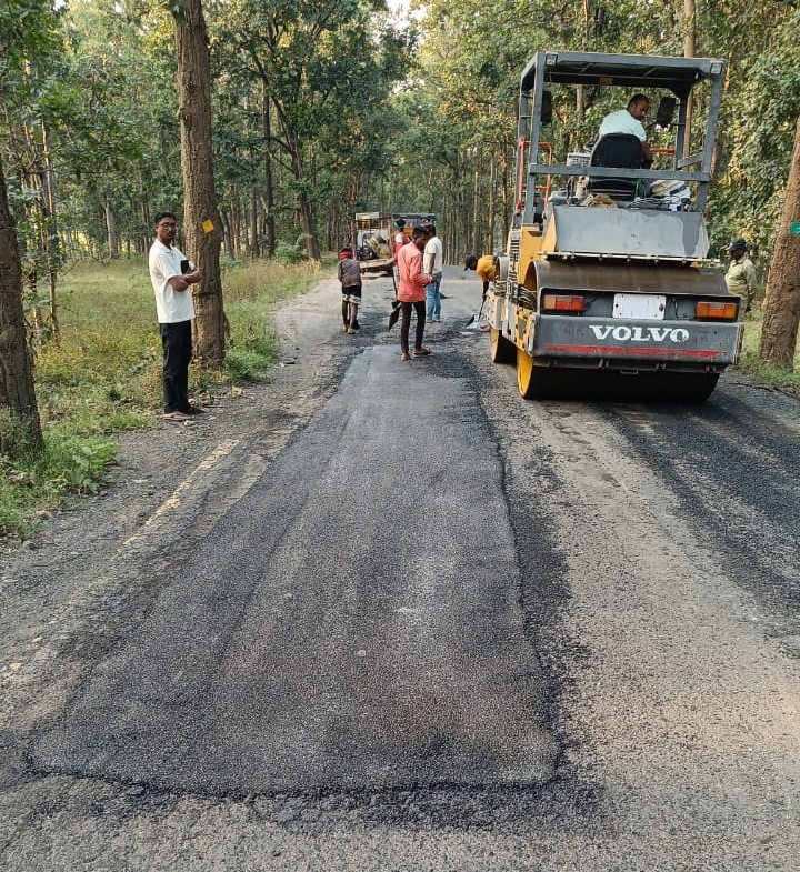 उप मुख्यमंत्री की घोषणा के अनुरूप कारीआम-बसंतपुर मार्ग और गौरेला-वेंकटनगर मार्ग में तेजी से चल रहा है बीटी पेच रिपेयर का कार्य