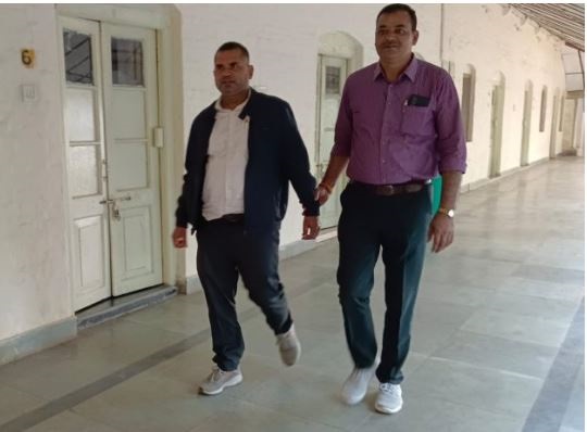 जबलपुर में सहायक पेंशन अधिकारी ले रहा था 10 हजार रुपए की रिश्वत, लोकायुक्त टीम ने रंगे हाथ पकड़ा 