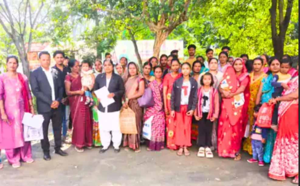 अचानक आई रेलवे की बुलडोजर ने छीन लिया 60 परिवारों का आशियाना, बेघर हुए ग्रामीण मदद की आस में पहुंचे कलेक्ट्रेट