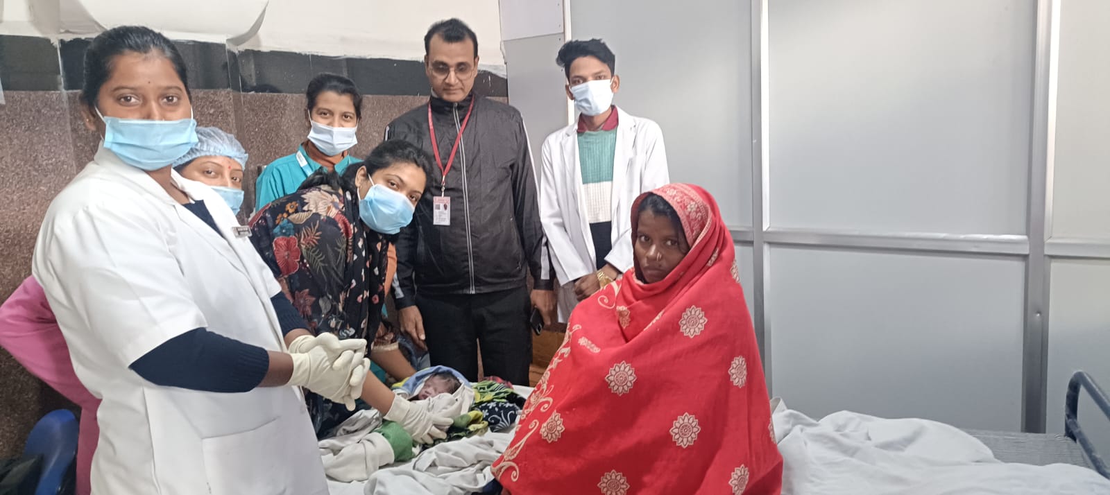 बिना टिकट यात्रा कर रही महिला की ट्रेन में सुरक्षित डिलीवरी, जबलपुर रेल मंडल के स्टाफ की हो रही तारीफ