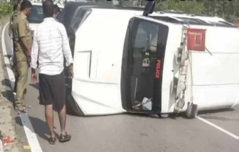 छत्तीसगढ़: कैबिनेट मंत्री के काफिले का वाहन पलटा, एएसआई, हवलदार सहित तीन लोग घायल