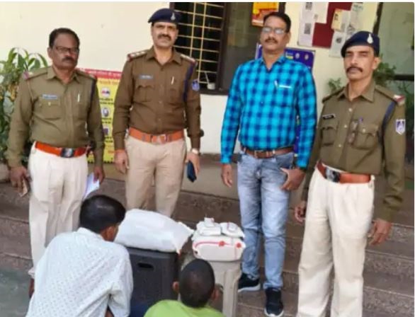 जबलपुर में पुलिस ने पकड़े गांजा तस्कर, पेट-पैर में बांधकर करते रहे गांजे की तस्करीे..!