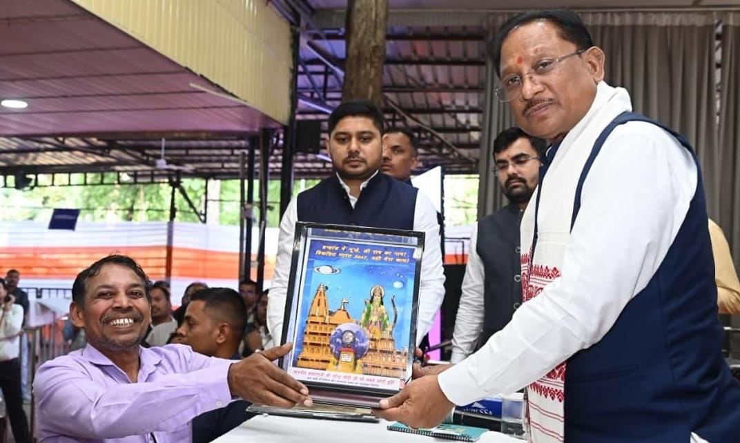 जनदर्शन में अद्भुत दृश्य-भिलाई के अंकुश देवांगन ने मुख्यमंत्री को भेंट की संगमरमर पर बनी प्रधानमंत्री नरेंद्र मोदी की सूक्ष्म प्रतिमा