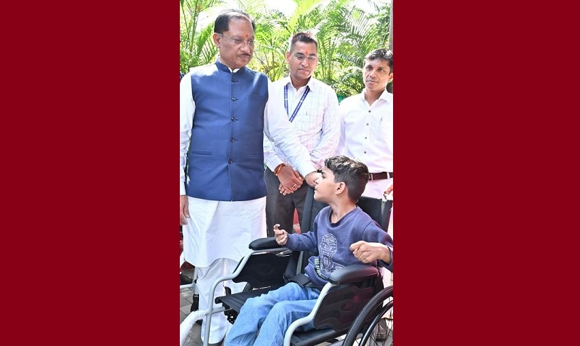 पैरों से चित्र उकेरने वाली पूनम बिटिया के जीवन में मुख्यमंत्री ने भरी नई उम्मीद- अब विशेष विद्यालय में मिलेगा शिक्षण और छात्रवृत्ति