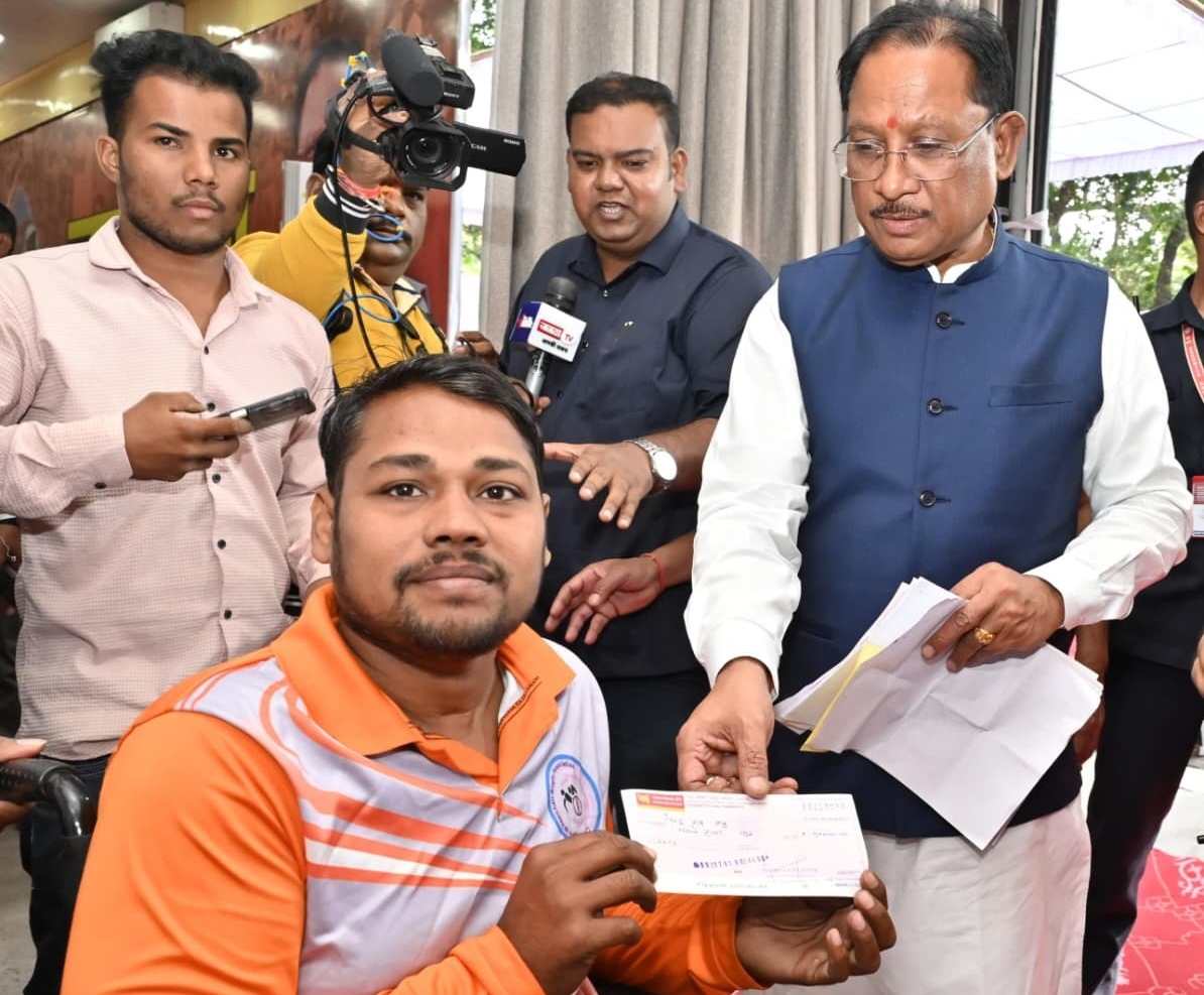 दिव्यांग रग्बी खिलाड़ी की मदद के लिए मुख्यमंत्री आगे आए- जनदर्शन में स्वीकृत किया 90 हजार रुपए का आर्थिक अनुदान